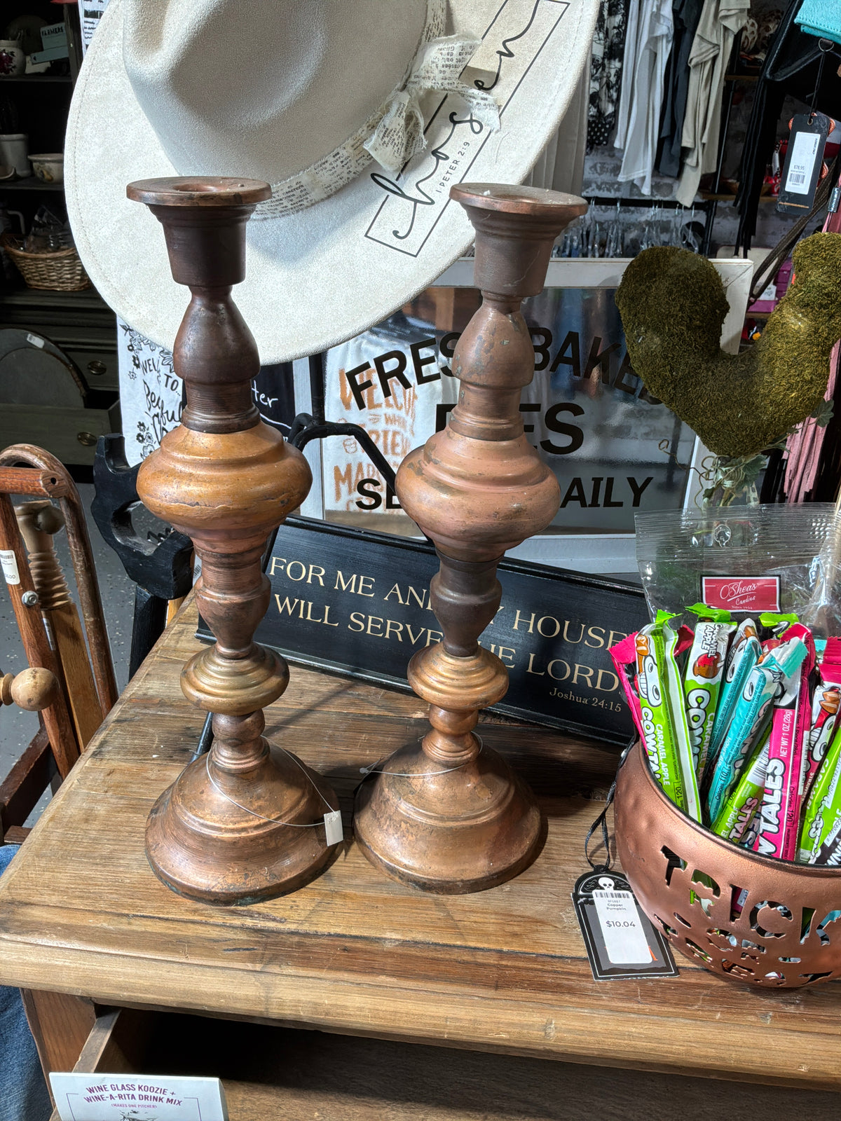 Set two metal candlesticks